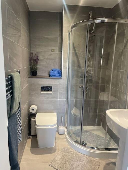 Shower, Toilet
