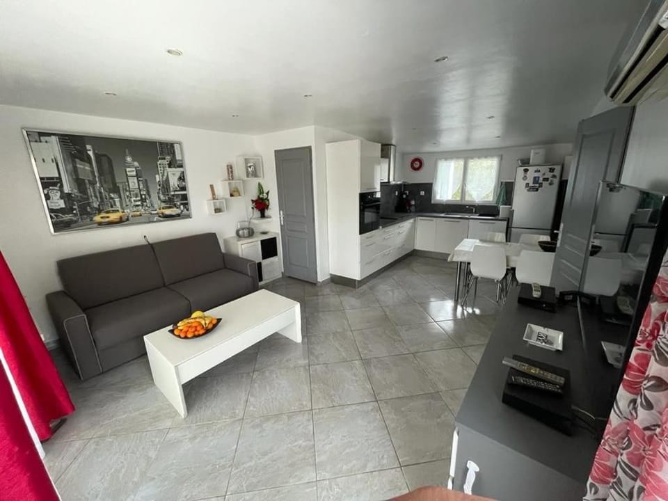 TV and multimedia, Kitchen or kitchenette, Living room