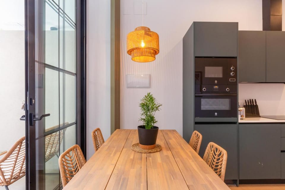 Kitchen or kitchenette, Dining area