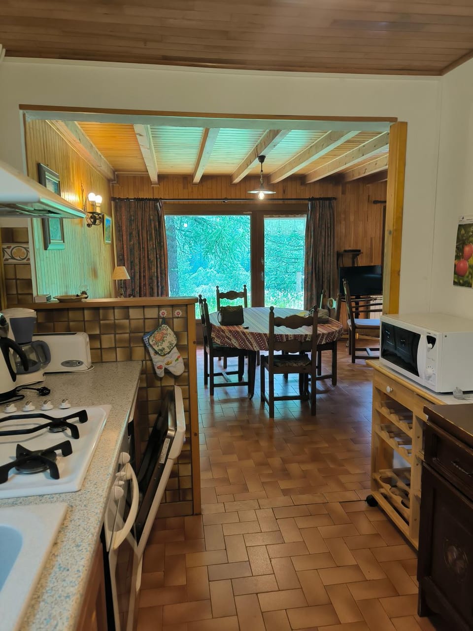 Kitchen or kitchenette, Dining area, stove