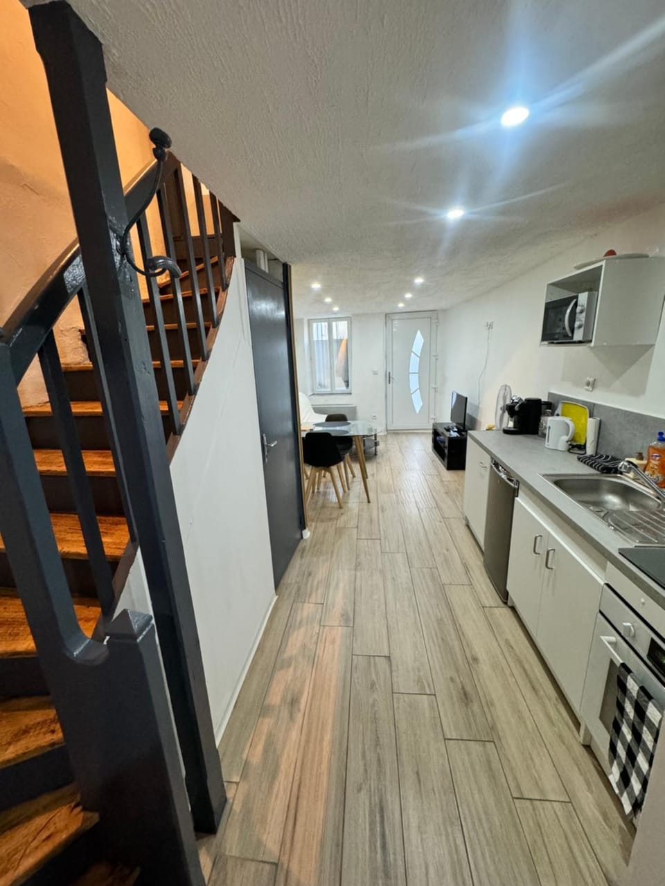 Kitchen or kitchenette, Dining area, oven