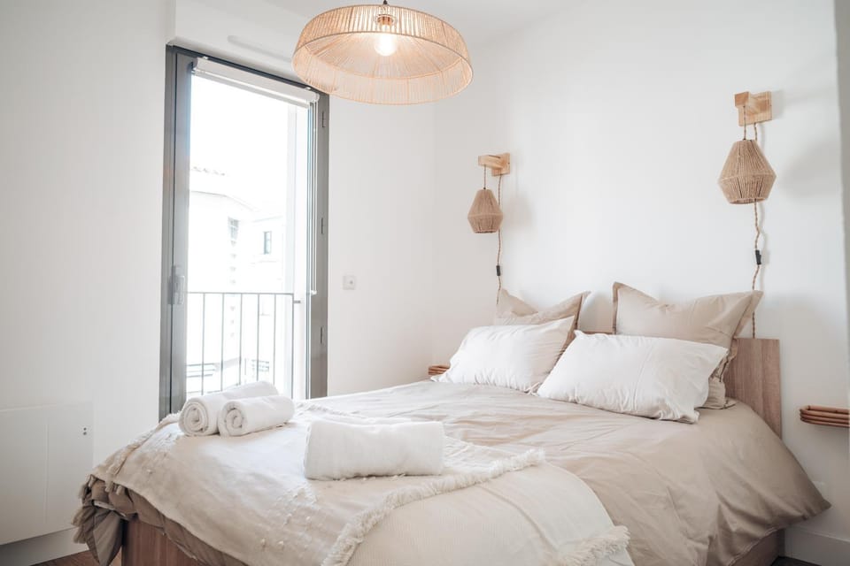 Bed, Photo of the whole room, Bedroom, towels