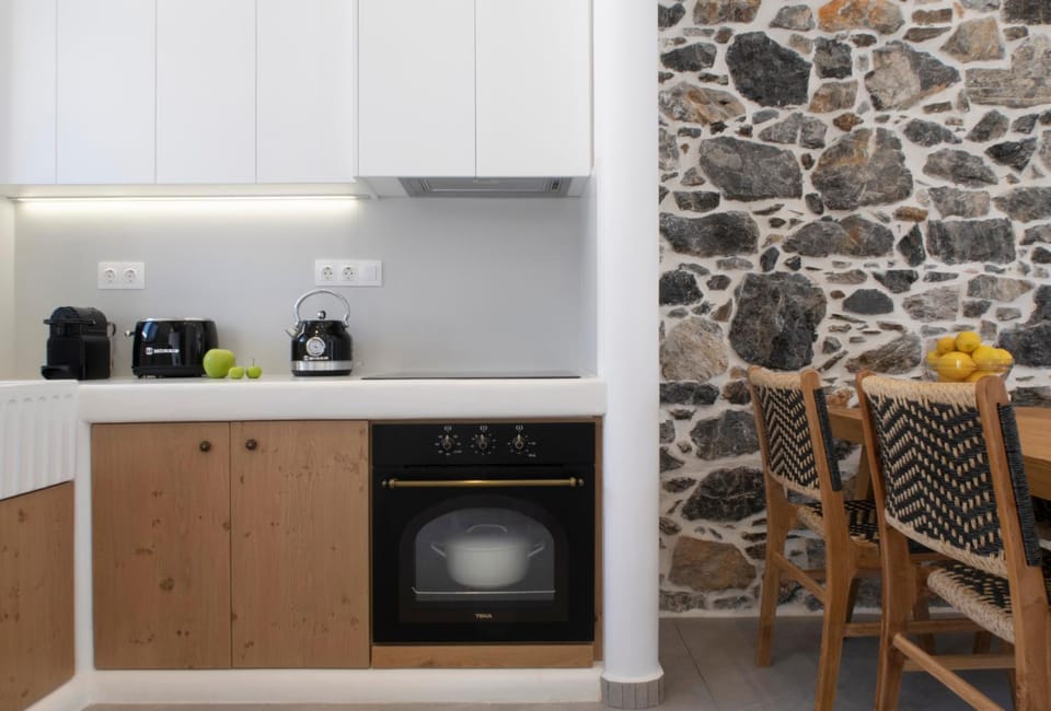 Coffee/tea facilities, Kitchen or kitchenette, Dining area, stove