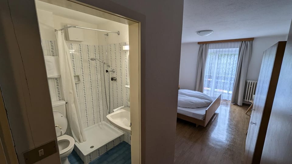 Shower, Toilet, Bathroom, Bedroom, towels