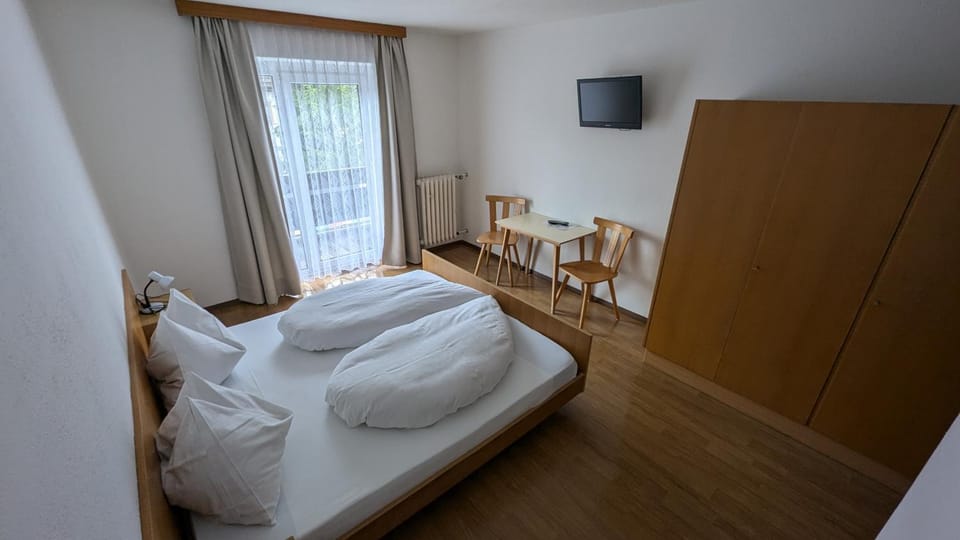 Photo of the whole room, Bedroom, towels