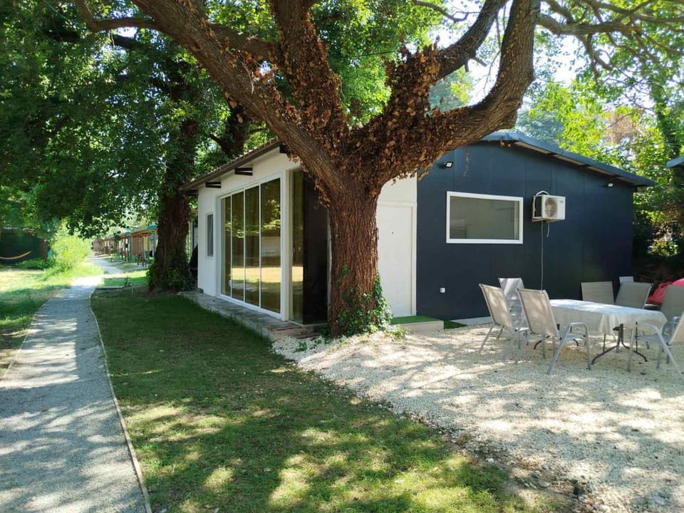 Property building, Spring, Day, Natural landscape, Garden, Balcony/Terrace, Garden view