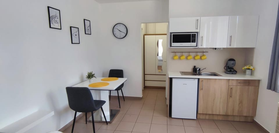 Coffee/tea facilities, Kitchen or kitchenette, Dining area