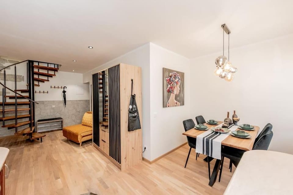 Kitchen or kitchenette, Seating area, Dining area
