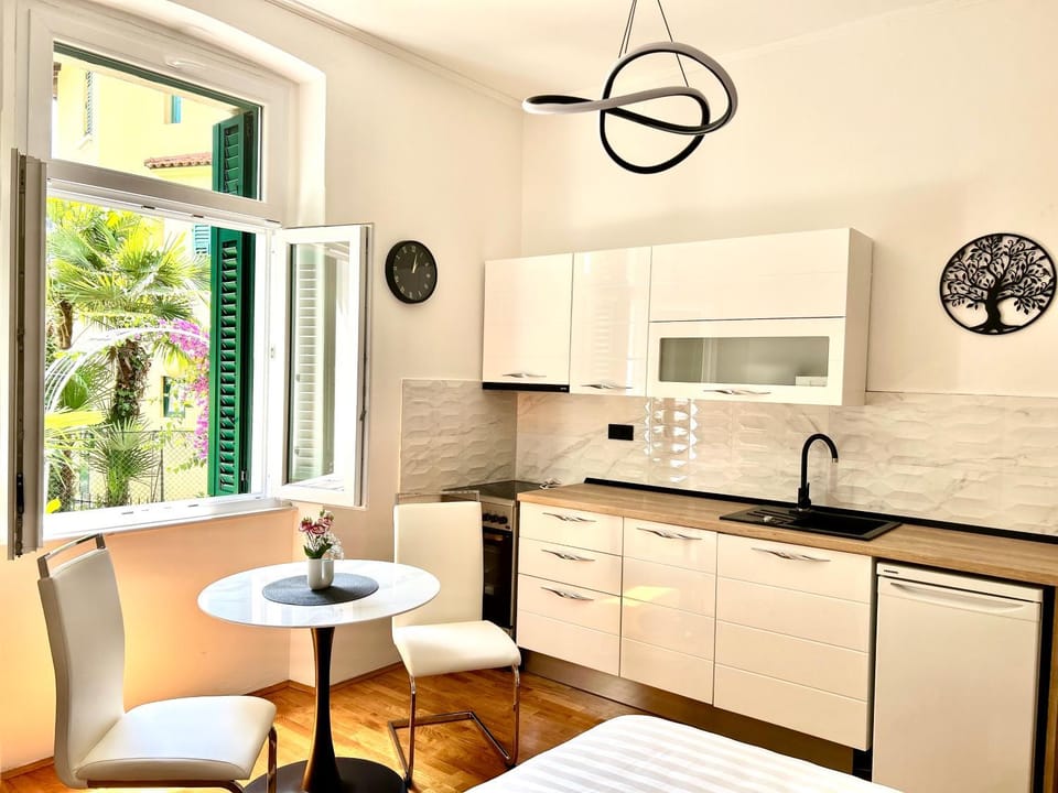 Kitchen or kitchenette, Dining area, dishwasher, oven