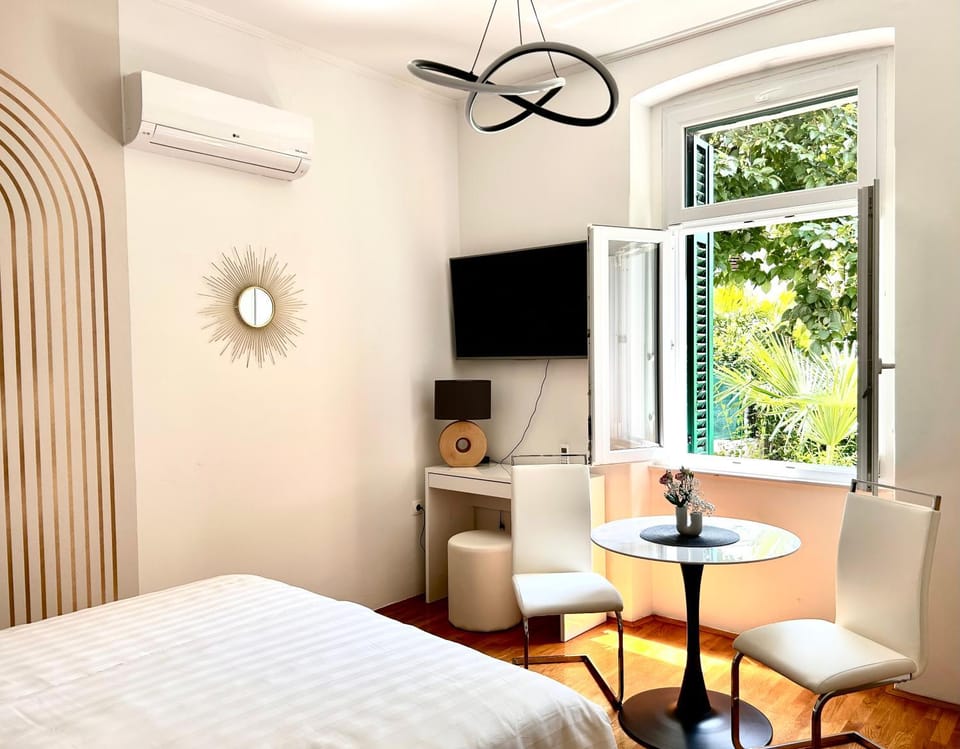 TV and multimedia, Living room, Seating area, air conditioner