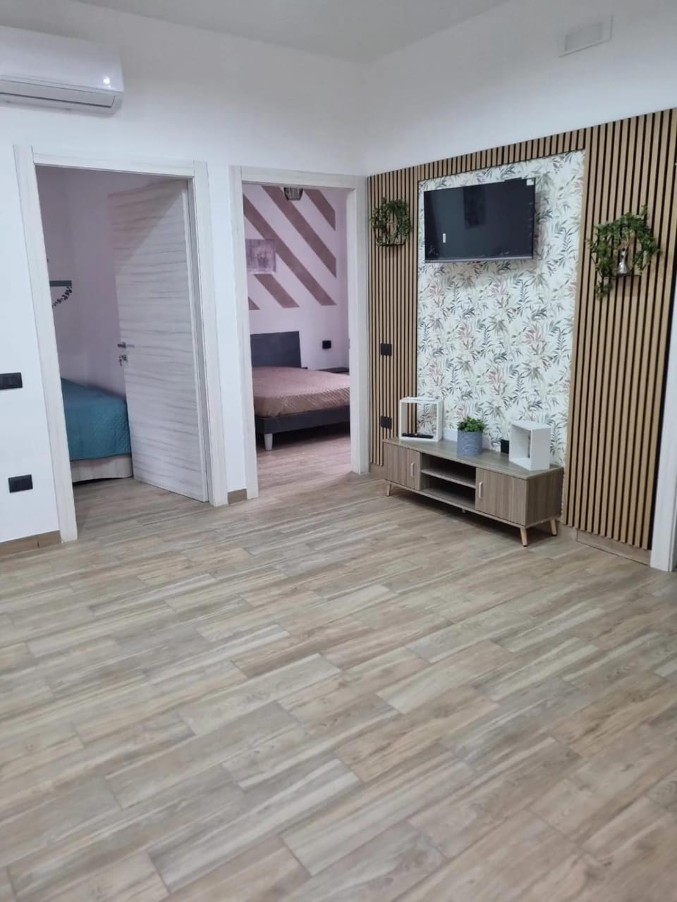 Living room, Photo of the whole room