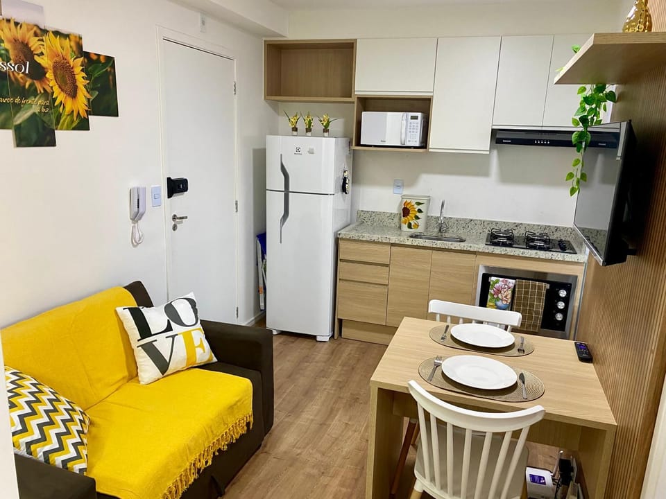 Coffee/tea facilities, Kitchen or kitchenette, Living room, Seating area, Dining area, oven, stove