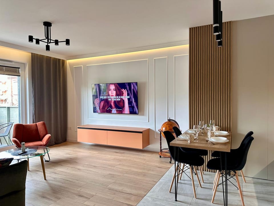 TV and multimedia, Living room, Seating area, Dining area
