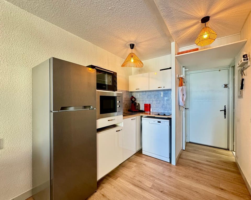 Kitchen or kitchenette, dishwasher, oven, pet friendly, stove
