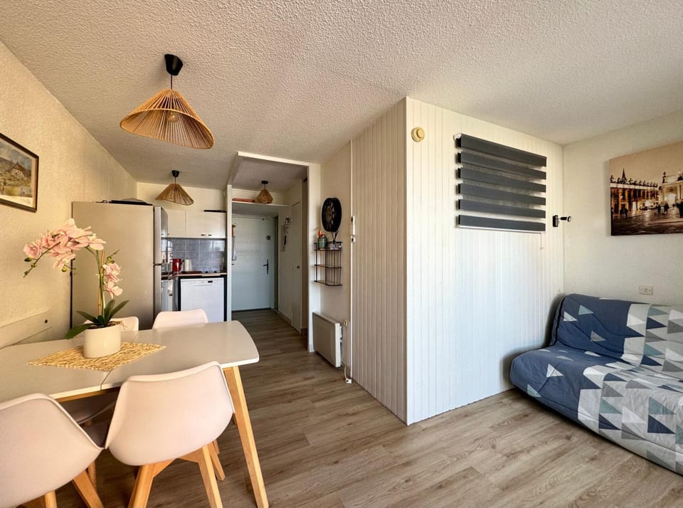 Kitchen or kitchenette, Living room, Seating area, Dining area