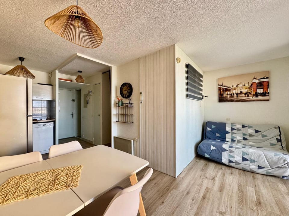 Kitchen or kitchenette, Living room, Seating area, Bedroom, oven, wardrobe