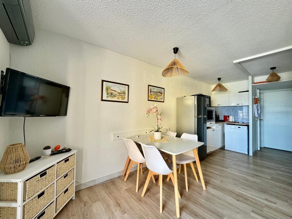 TV and multimedia, Kitchen or kitchenette, Dining area, minibar, oven, pet friendly, stove