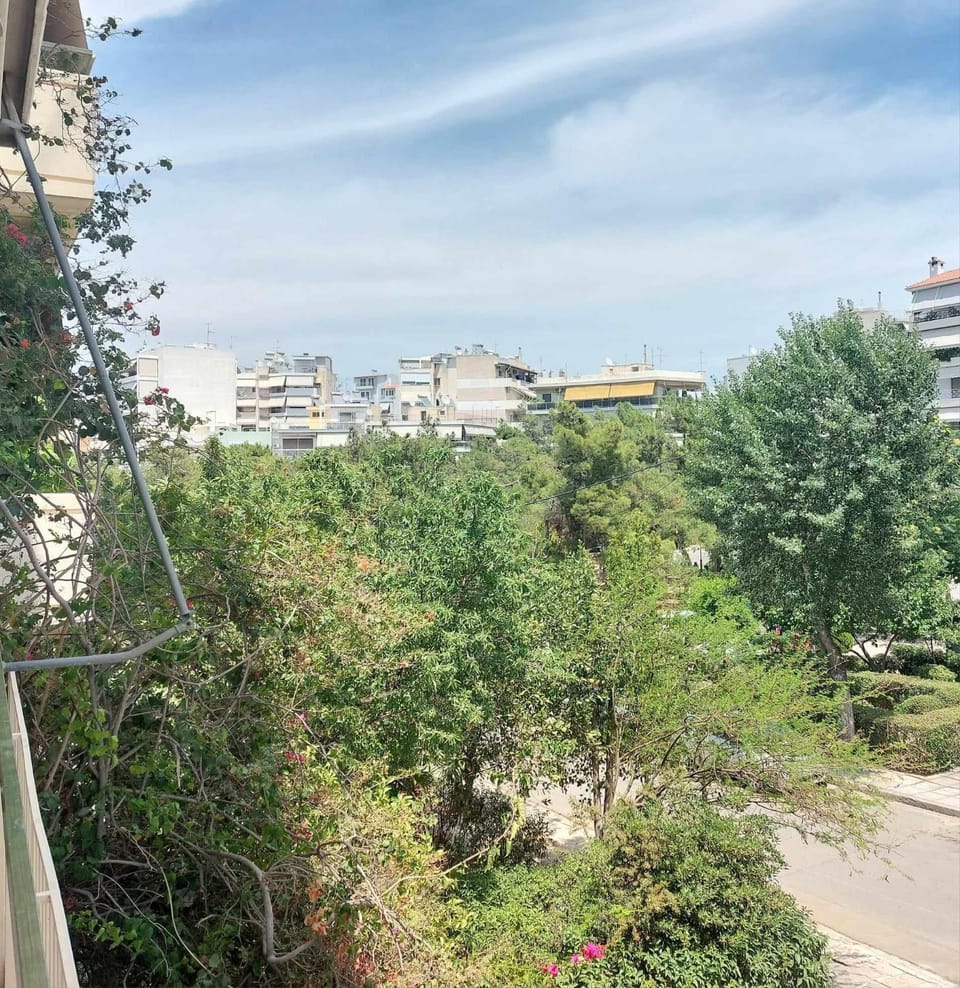 Ήσυχο φωτεινό δωμάτιο με βεράντα Vacation rental in Kallithea