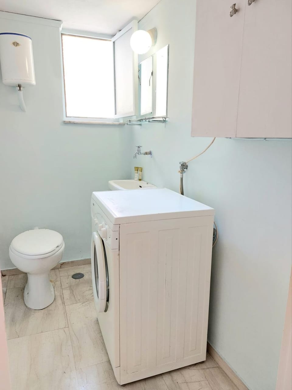 Ήσυχο φωτεινό δωμάτιο με βεράντα Vacation rental in Kallithea