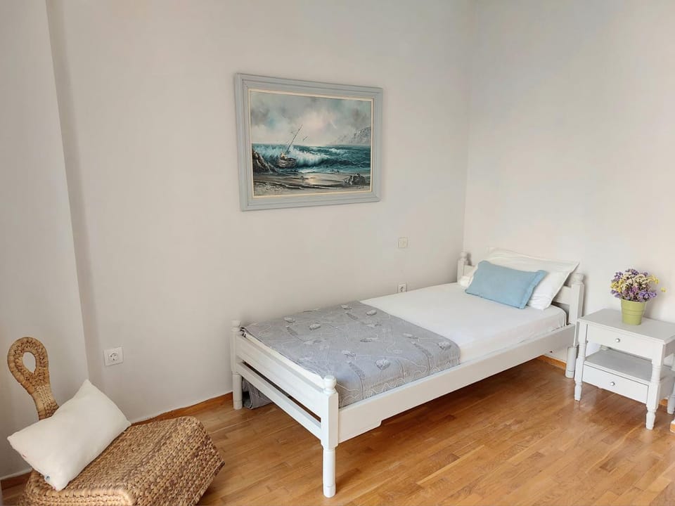 Ήσυχο φωτεινό δωμάτιο με βεράντα Vacation rental in Kallithea