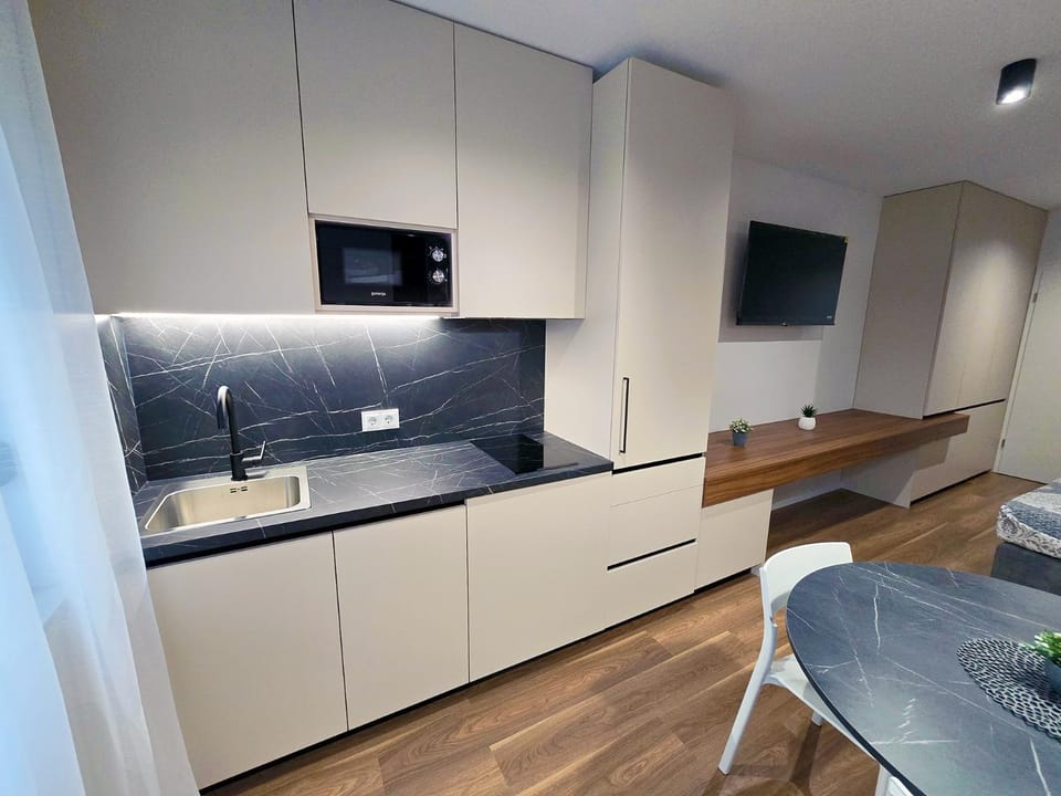 TV and multimedia, Kitchen or kitchenette, Seating area