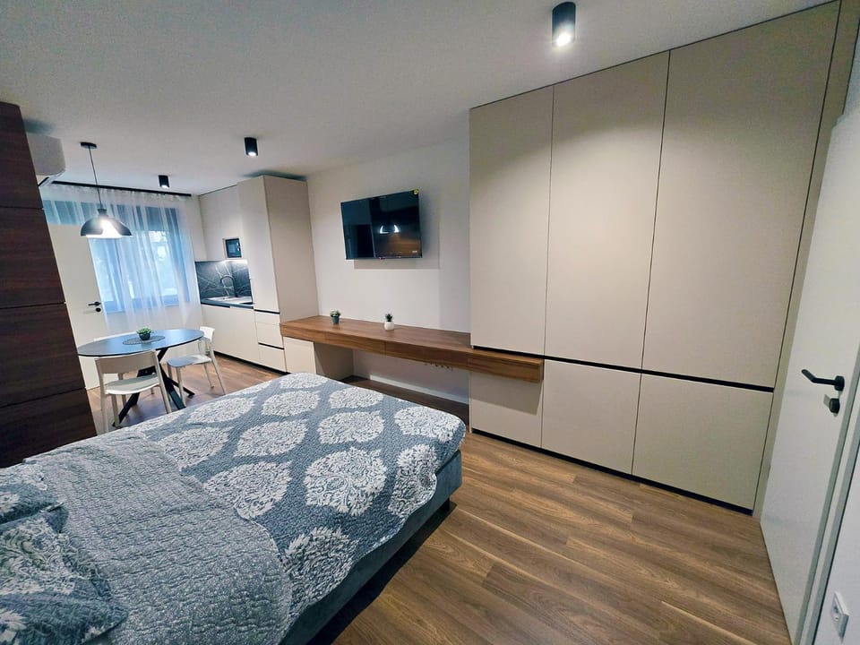 Bed, TV and multimedia, Kitchen or kitchenette, Bedroom, wardrobe