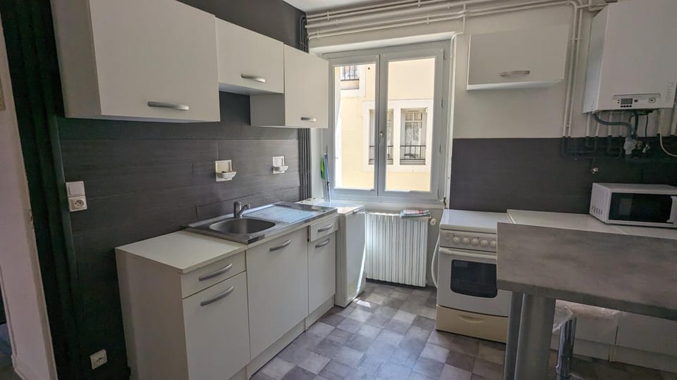 Kitchen or kitchenette, oven, stove