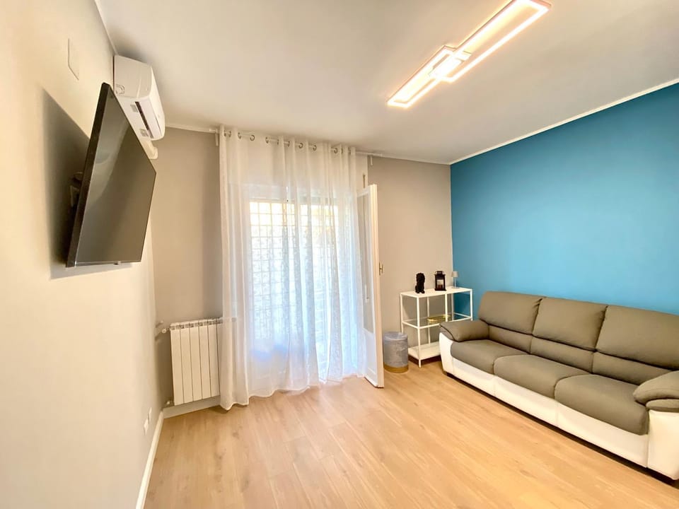Communal lounge/ TV room, TV and multimedia, Living room, Seating area, Evening entertainment, air conditioner