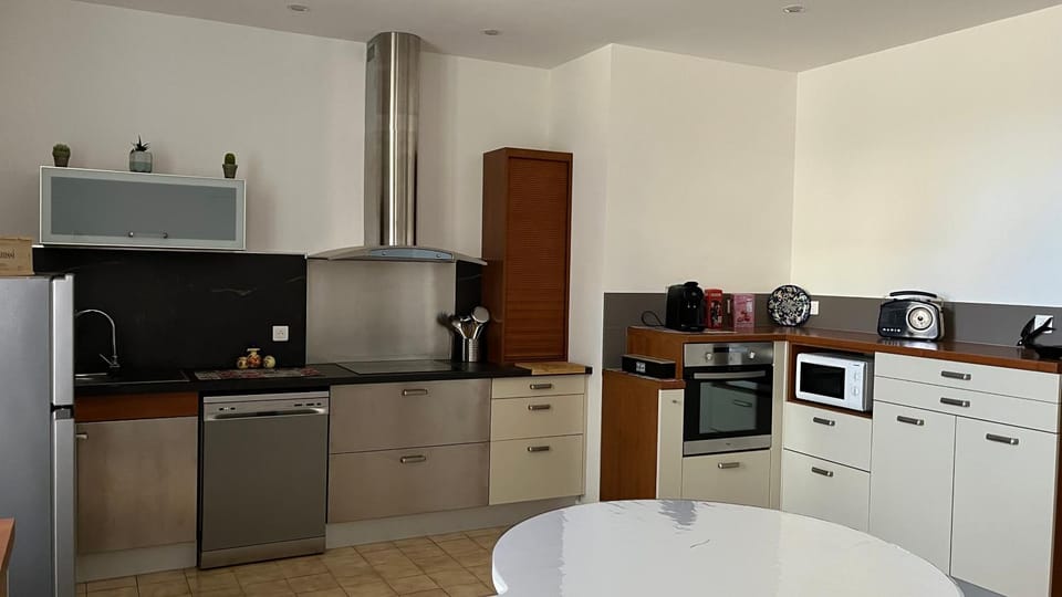 Coffee/tea facilities, Kitchen or kitchenette, dishwasher, oven, stove, toaster