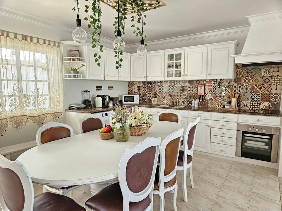 Coffee/tea facilities, Kitchen or kitchenette, Dining area, dishwasher, oven, stove, toaster