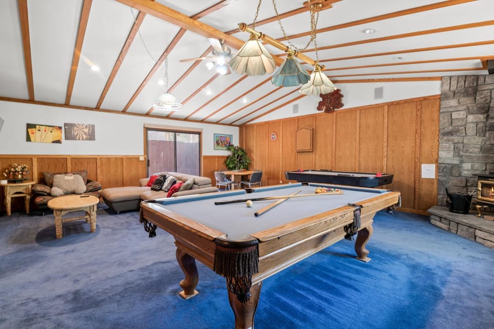 Silver Rays - Game room with pool table & air hockey! Close to the slopes!! House in Big Bear