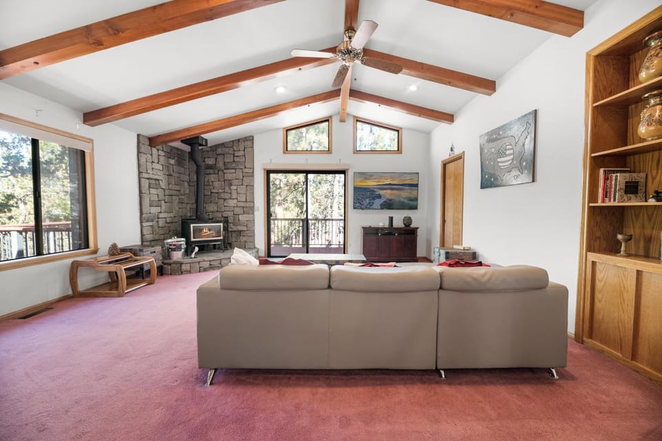 Silver Rays - Game room with pool table & air hockey! Close to the slopes!! House in Big Bear