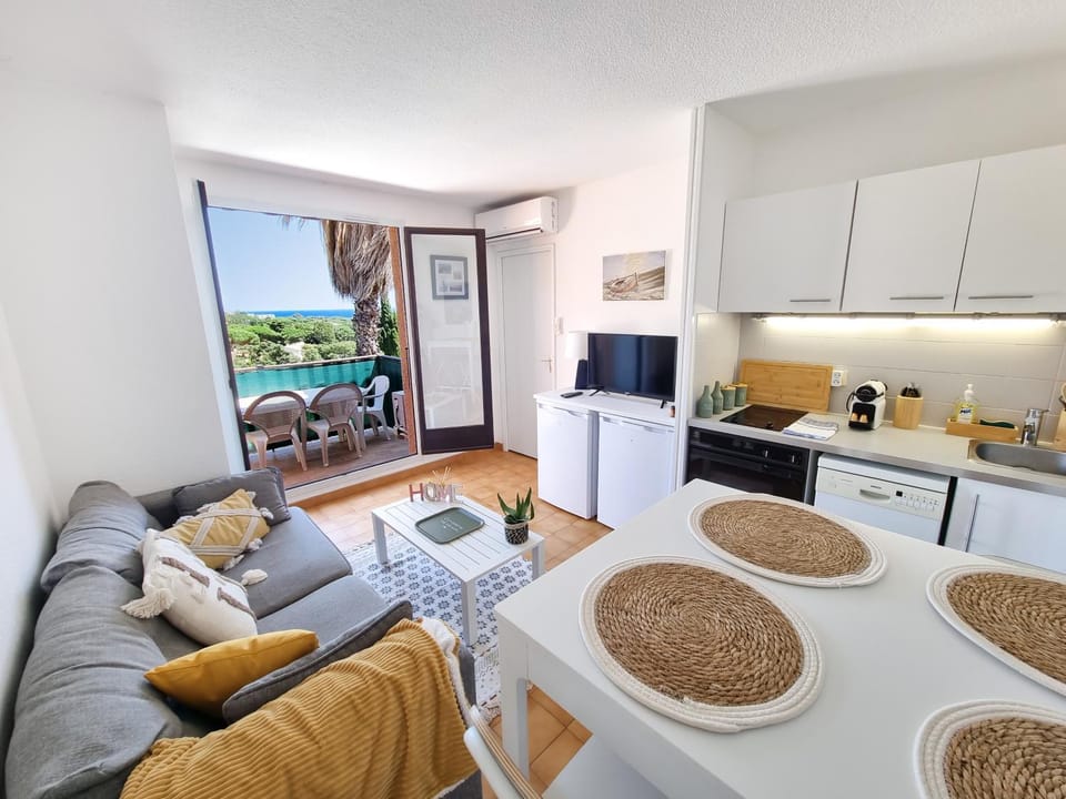 Kitchen or kitchenette, Living room, stove