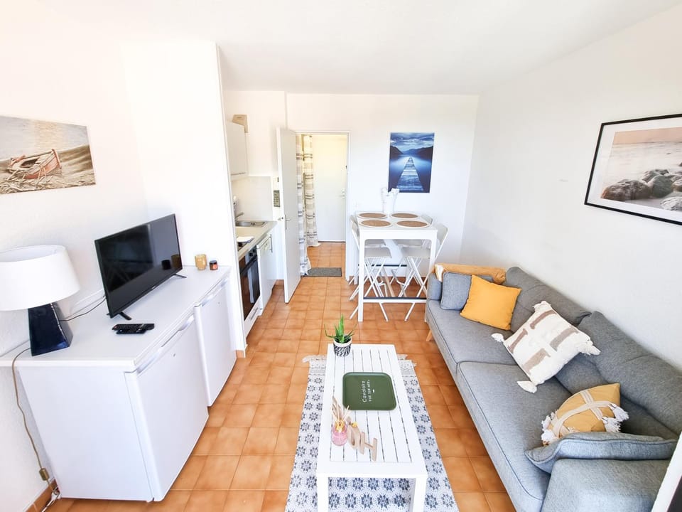 Property building, Communal lounge/ TV room, TV and multimedia, Living room, Dining area
