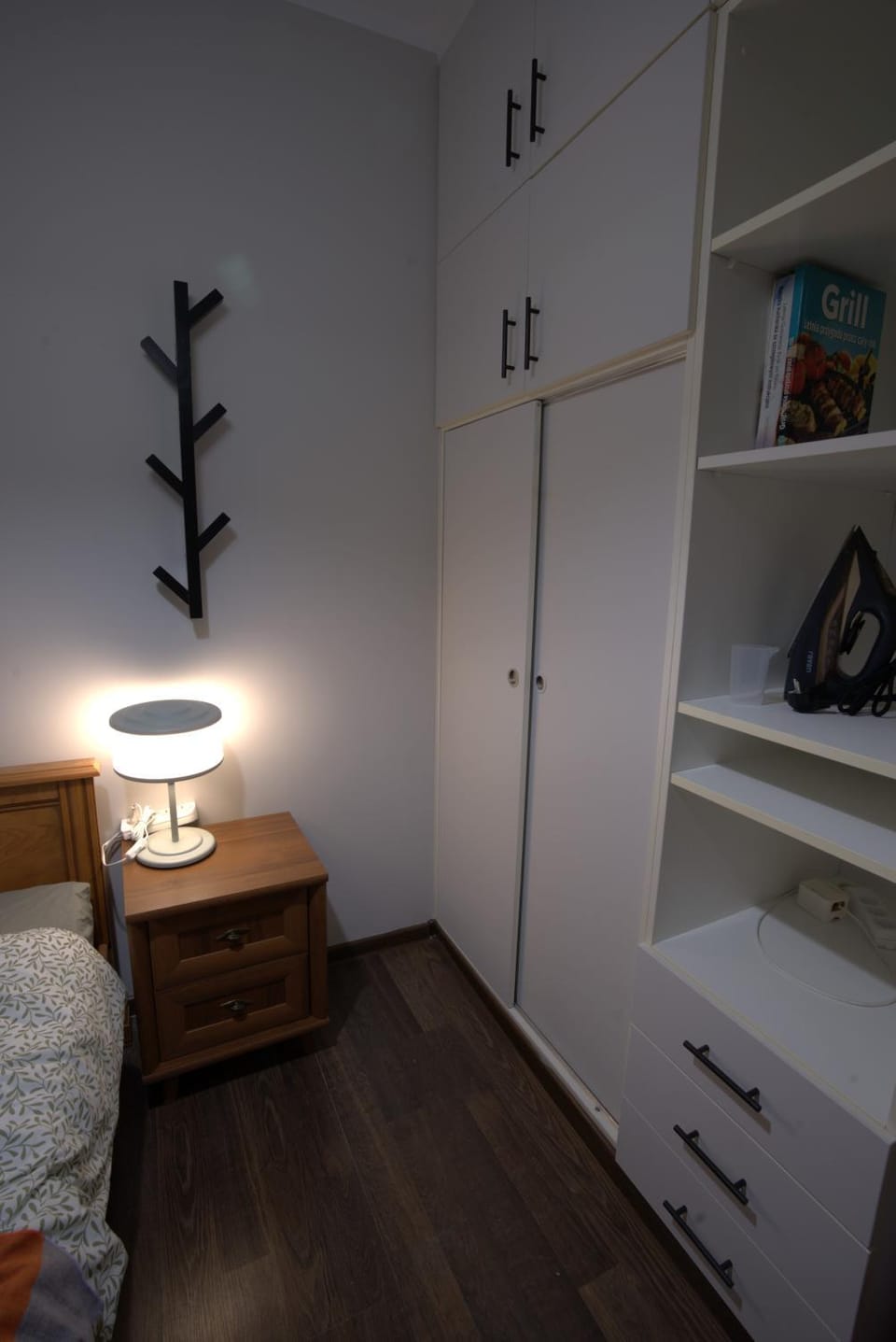 Photo of the whole room, Bedroom, wardrobe