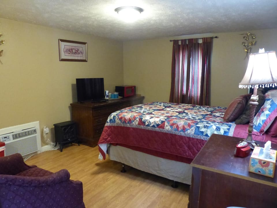Charming Country Retreats near Eureka Springs - Beaver Lake and White River - Two 4BD - 2BA Full Houses and a 1Bd Unit House in Carroll County