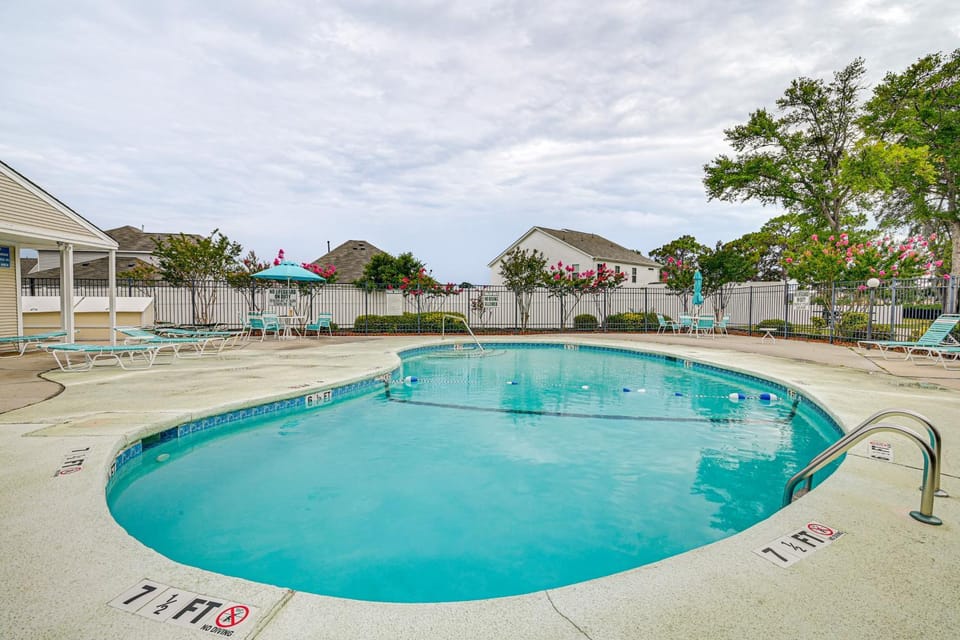 2 Mi to Surfside Beach: Coastal Escape w/ Balcony! House in Surfside Beach