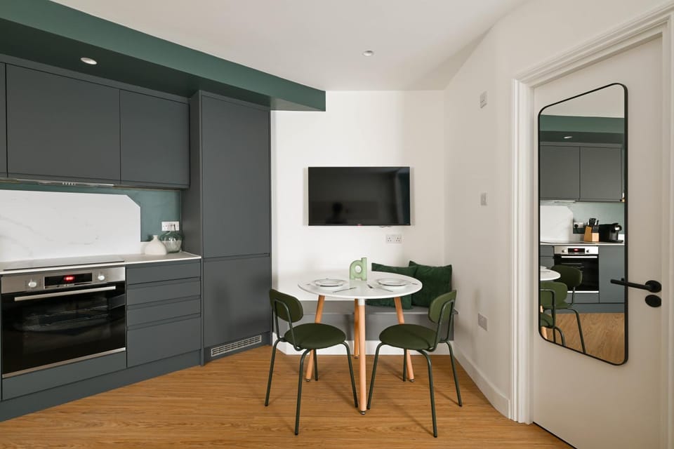 Kitchen or kitchenette, Seating area, Dining area, minibar, oven, stove