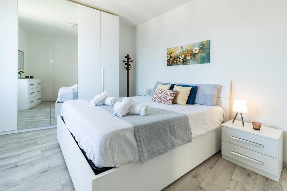 Bed, Bedroom, towels, wardrobe
