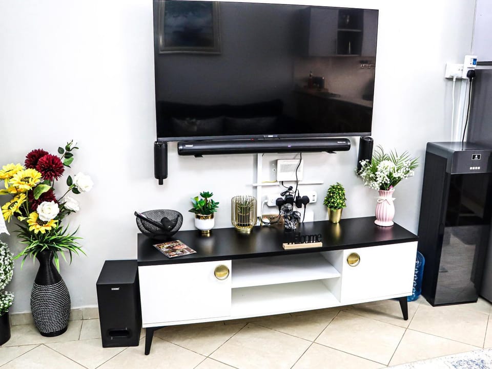 F102 Executive Cozy 1-BR , Secure Parking ,Fast WI-FI , Work desk- Aries Luxe Suites Apartment in Kenya