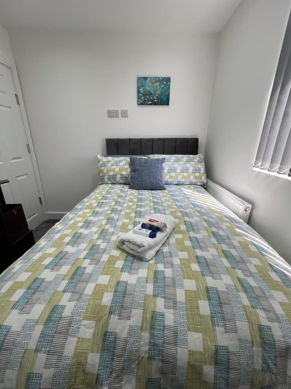 Photo of the whole room, towels