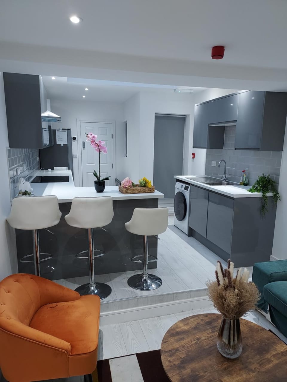 Kitchen or kitchenette, Seating area, Dining area