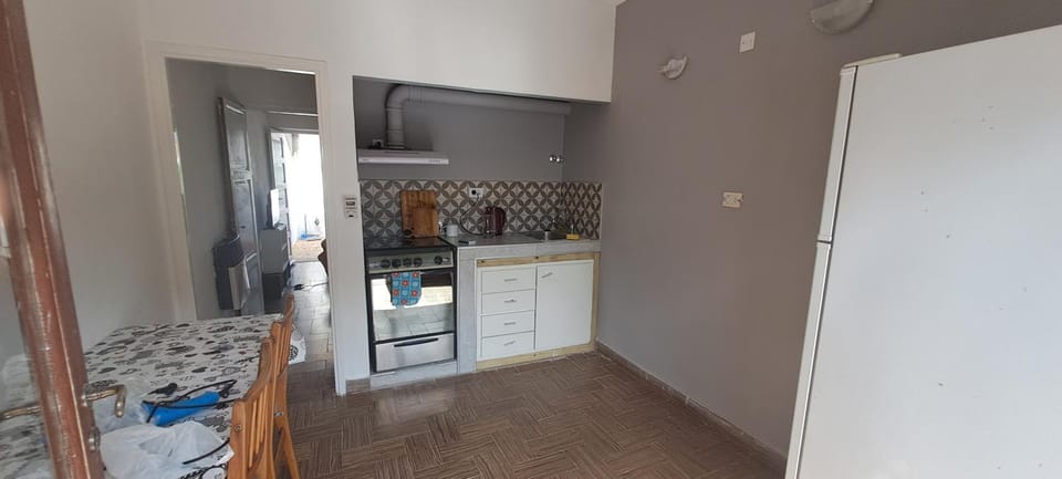 Kitchen or kitchenette, oven