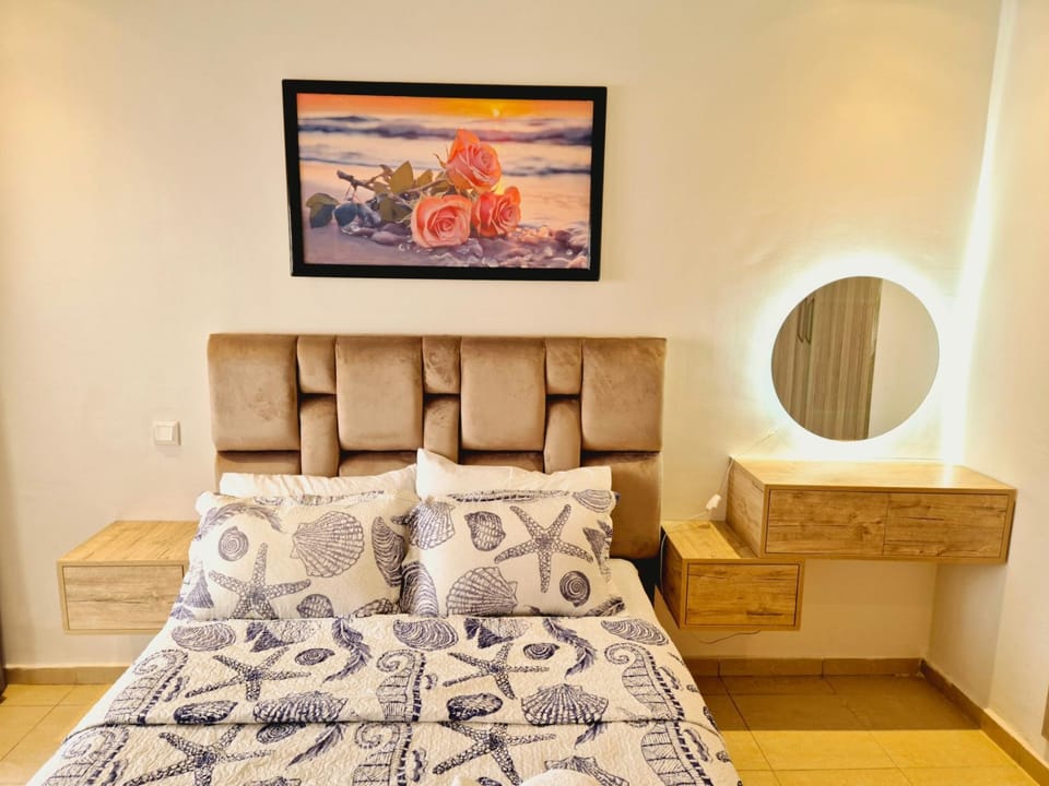Bed, Living room, Photo of the whole room, Bedroom