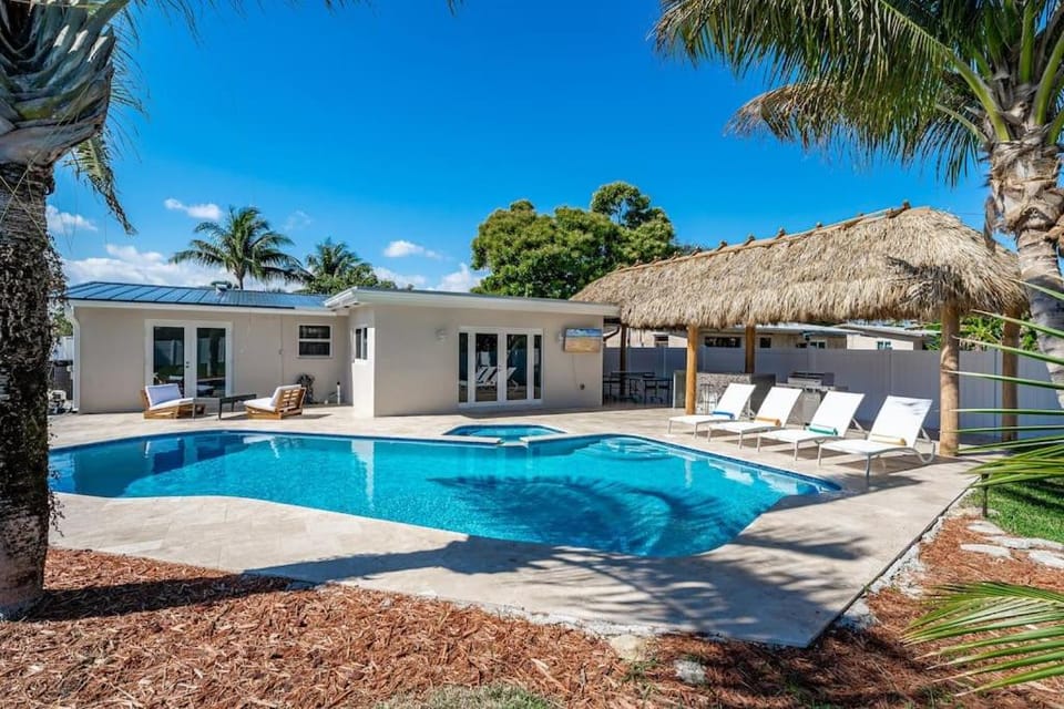 Heated Pool - 1 Mile to Beach - FirePit House in Pompano Beach