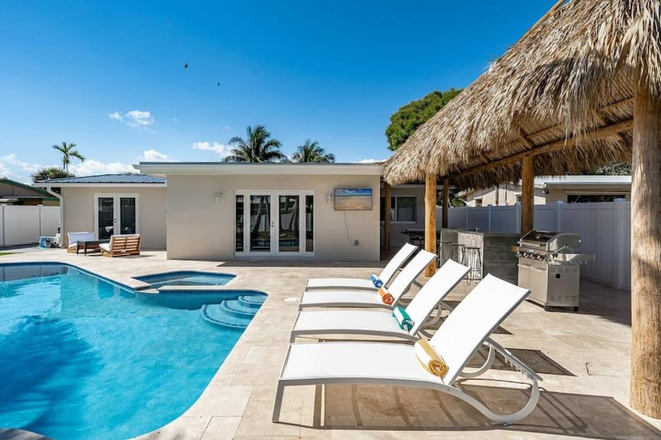Heated Pool - 1 Mile to Beach - FirePit House in Pompano Beach