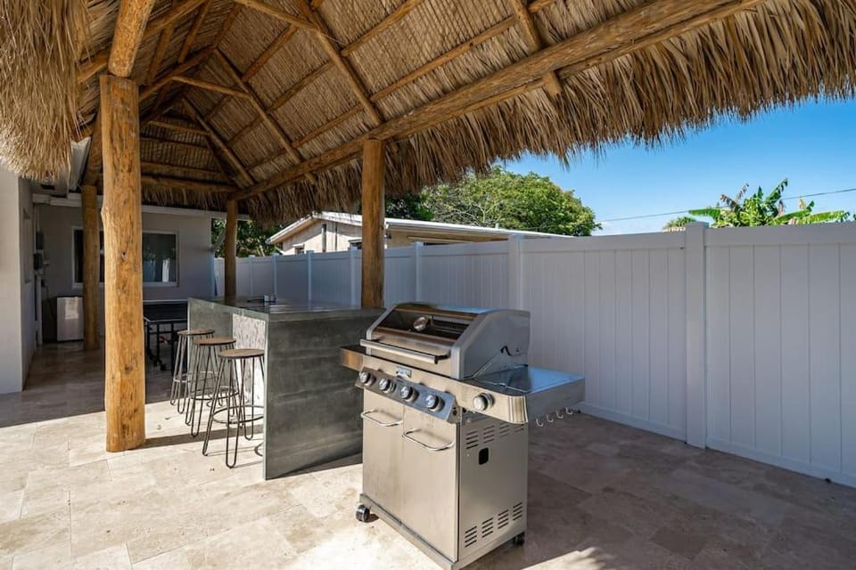 Heated Pool - 1 Mile to Beach - FirePit House in Pompano Beach