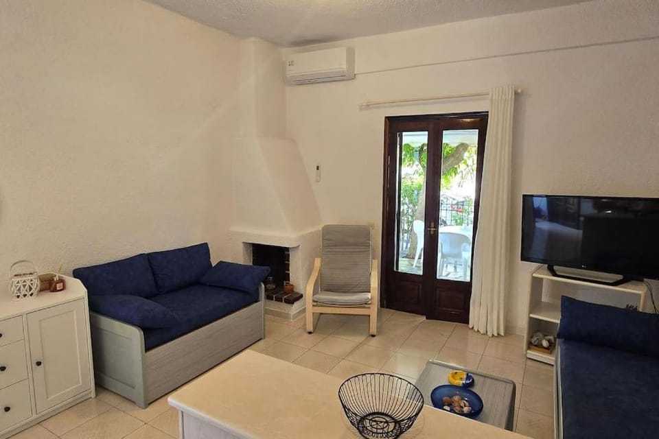 TV and multimedia, Living room, Seating area, air conditioner