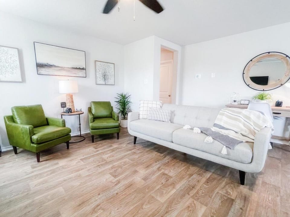 Stylish Family Home Near Lackland POOL House in San Antonio