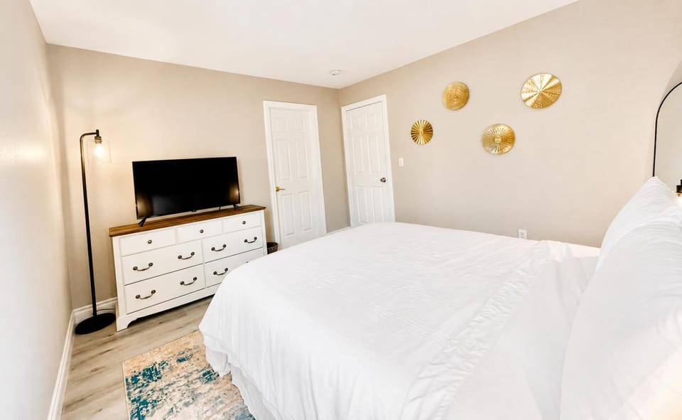 Bed, TV and multimedia, Photo of the whole room, Bedroom